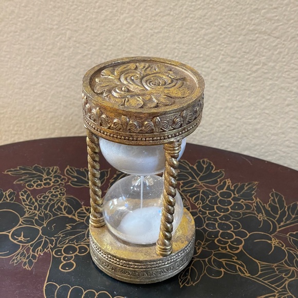 Adorable Hourglass - Picture 1 of 2